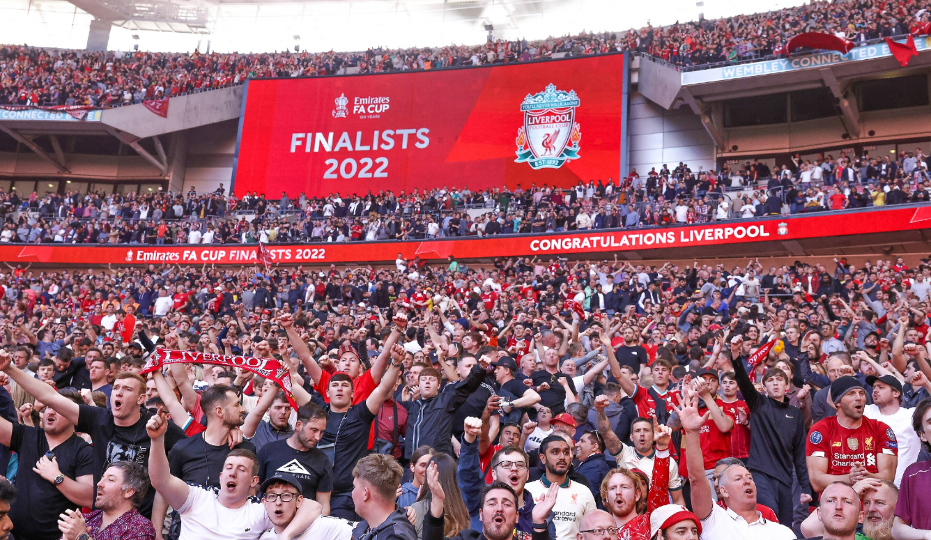 Fani Liverpoolu z flagami